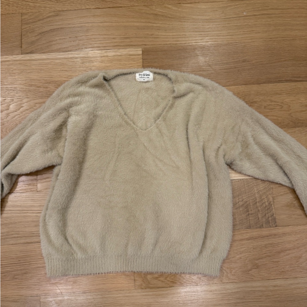 Ivy and Leo White V-Neck "Eyelash" Fuzzy Sweater - size M/L -NWOT